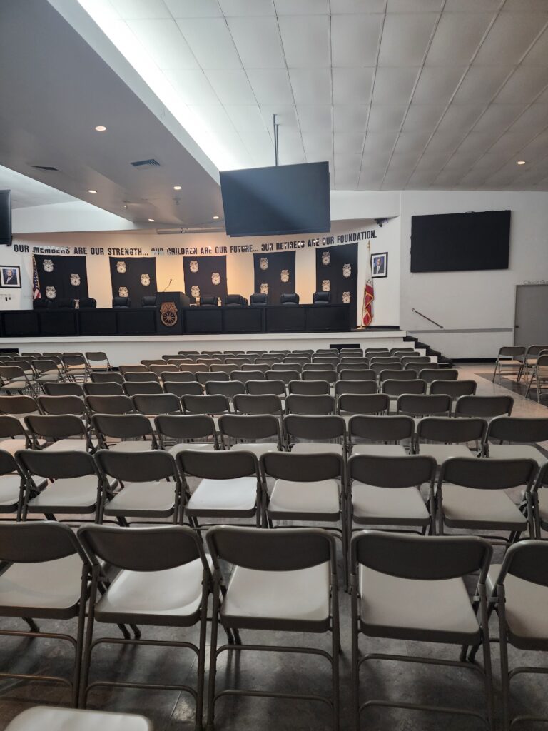 Salón de eventos del Local 848 con asientos en formato de auditorio